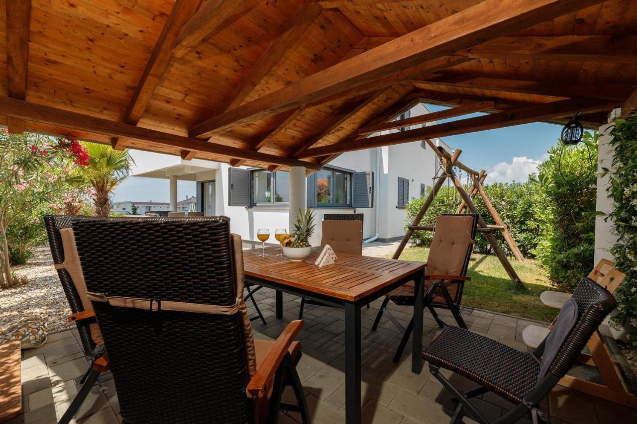 Malo Ferienvilla Privlaka, Pool, Boje, Wi-Fi, Wallbox Привлака Екстериор снимка