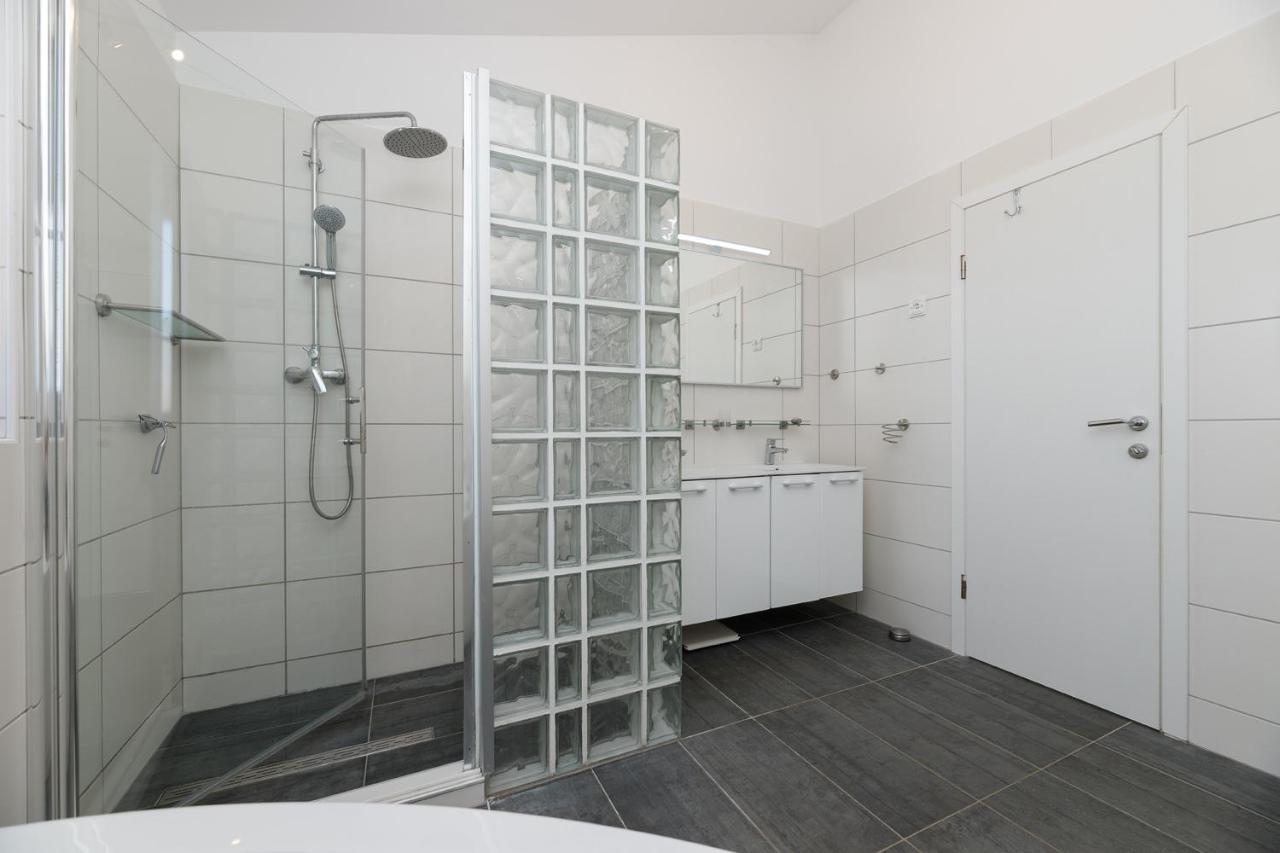 Malo Ferienvilla Privlaka, Pool, Boje, Wi-Fi, Wallbox Привлака Екстериор снимка